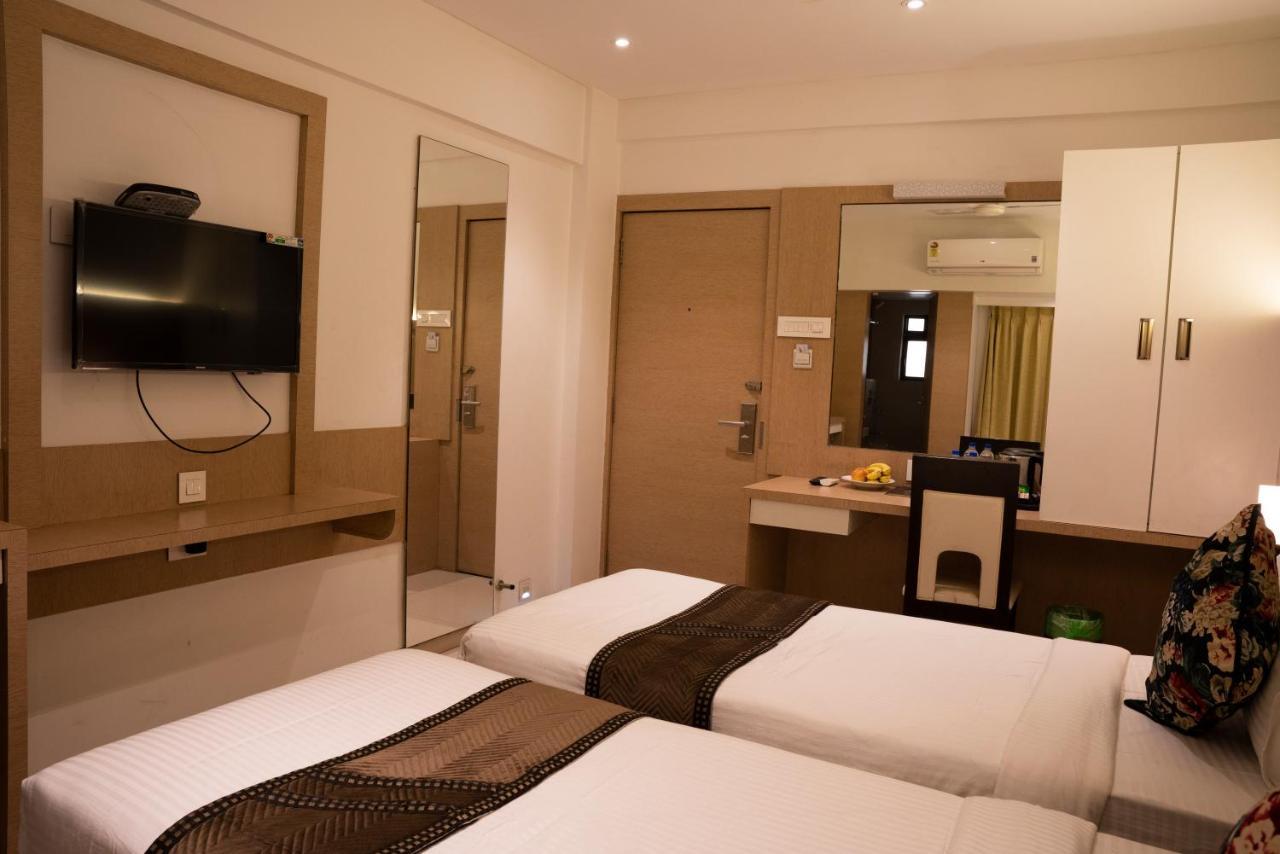 Gold Crest Business Hotel Navi Mumbai Exterior photo