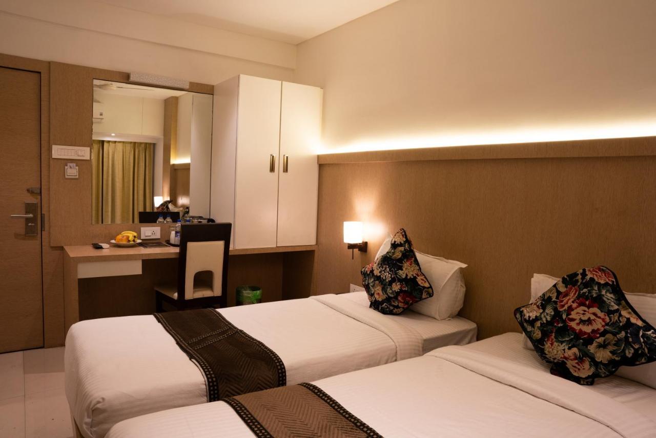 Gold Crest Business Hotel Navi Mumbai Exterior photo
